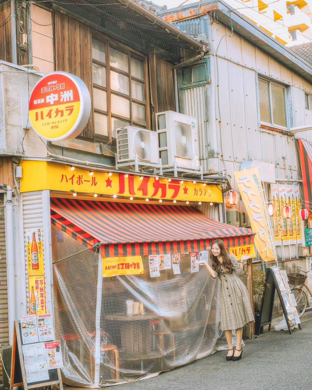 のインスタグラム：「🥃 ♡ 服のせいかお店と一体化して見える🤣  ハイボールと唐揚げの組み合わせって本当最高🥺 こういうこじんまりした系の飲み屋さんとか飲み屋街が好きだからコロナが落ち着いたら飲み歩きたいな🐥 野毛にも帰って、野毛メンバーとケロリン桶ハイボール飲みたい🥺 ビールと芋焼酎だけどうしても飲めないから克服したいなー😭  🌸  🌸 🌸  🌸  🌸   ・  #ハイボール  #daily_photo_jpn  #team_jp_ #IG_PHOS#japan_daytime_view#ポートレート #被写体 #genic_mag#instagram#IGersJP #retrip_nippon #hubsplanet  #カメラ女子 #カメラ好きな人と繋がりたい #ファッション #ファインダー越しの私の世界 #サロンモデル#tokyocameraclub #awesome_earthpix  #タビジョ#art_of_japan_ #hellofrom #ビジョビ #whim_member #earth_portraits #japan_of_insta#retrip_nippon #写真撮ってる人と繋がりたい#gpw_members_only」