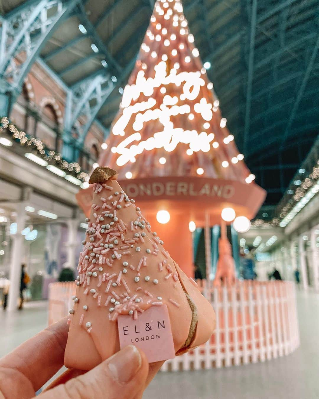 Eat With Steph & Coのインスタグラム：「Is it even Christmas if you don’t hunt out dessert to match decorations 😂  I always love the @stpancrasinternational display and this years by @elan_cafe is no exception! 💕   This was a chocolate mousse cake covered in chocolate and v nice although not the cheapest at £8! The Nutella hot choc I also got was v v good 😌  📷 @thetessaproject」