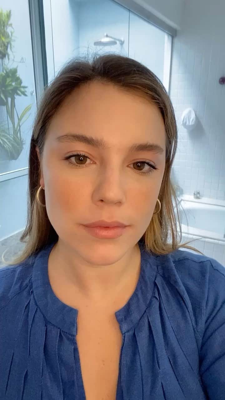 Alice Wegmannのインスタグラム：「O primeiro igtv que eu faço assim :) pra mostrar alguns cuidados que tenho com a pele todos os dias 🦋 #HyaluB5RepairSerum #SalicyliC10 #MeusSerunsLaRochePosay #publi」