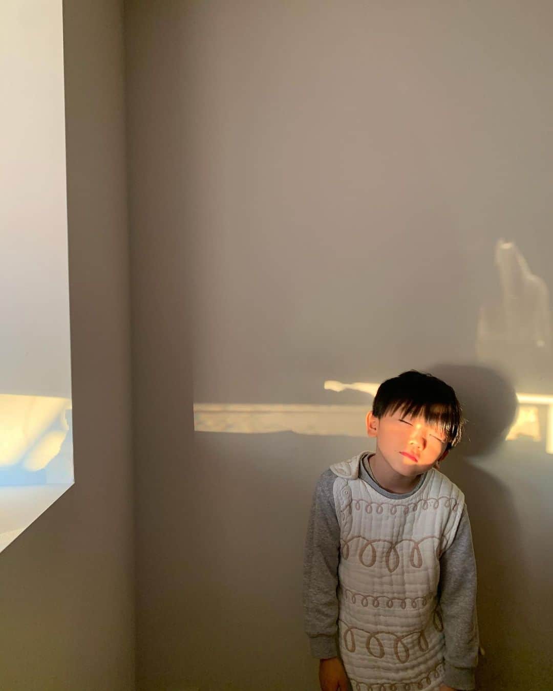 花盛友里のインスタグラム：「いつかの天気が良かった日の朝。 寝起きの子供達の可愛さは天井やぶり。」