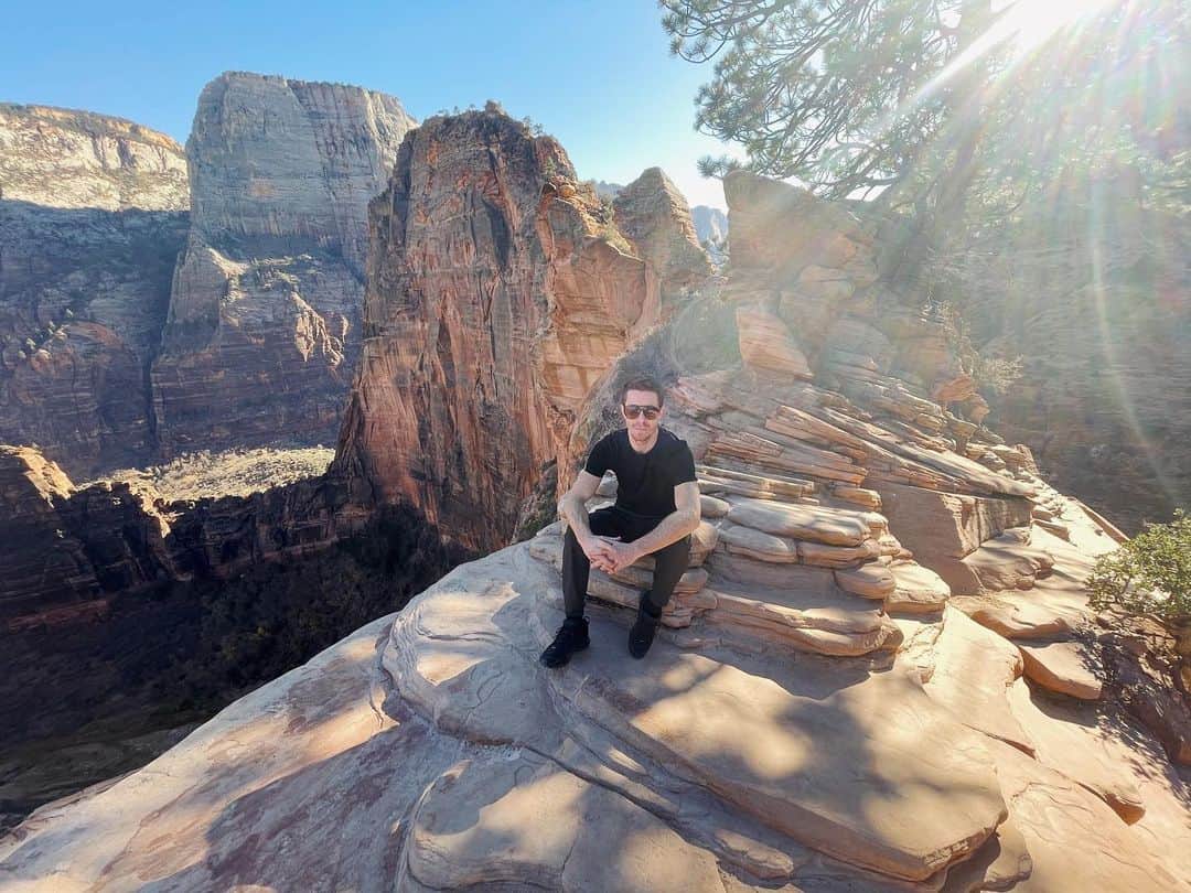 ショーン・ホワイトのインスタグラム：「Almost to Angels Landing !! This place is amazing... where should I go next ?」