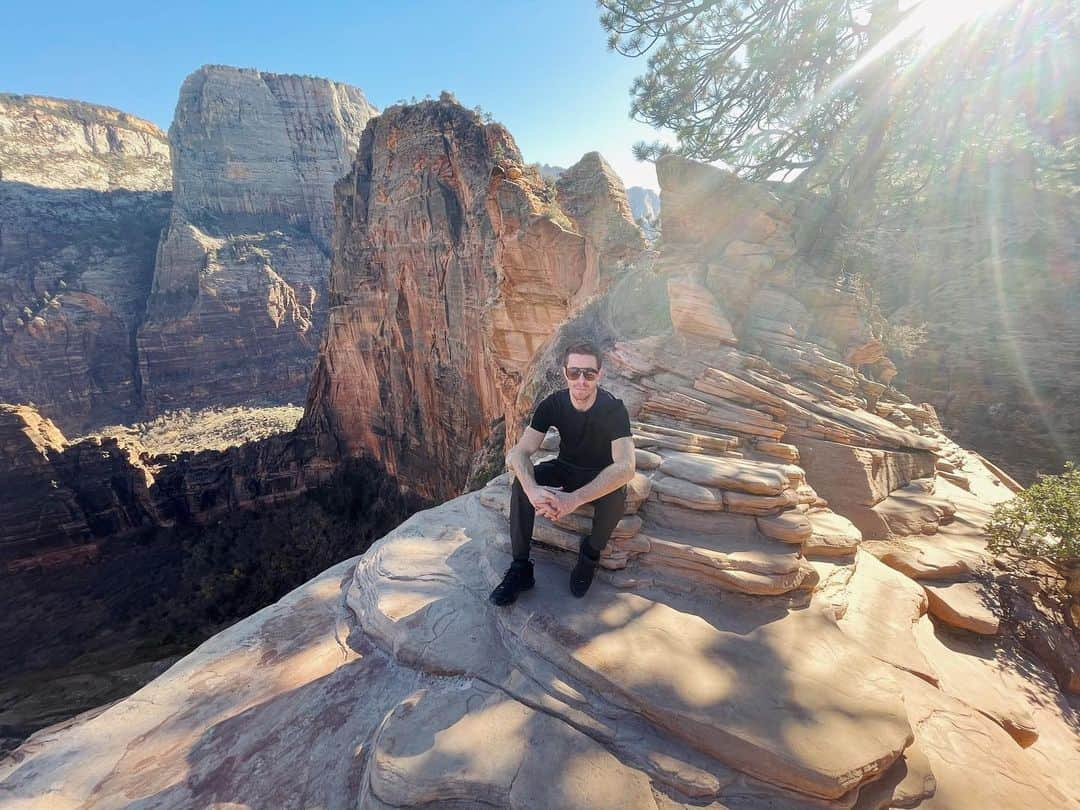 ショーン・ホワイトさんのインスタグラム写真 - (ショーン・ホワイトInstagram)「Almost to Angels Landing !! This place is amazing... where should I go next ?」12月11日 6時43分 - shaunwhite