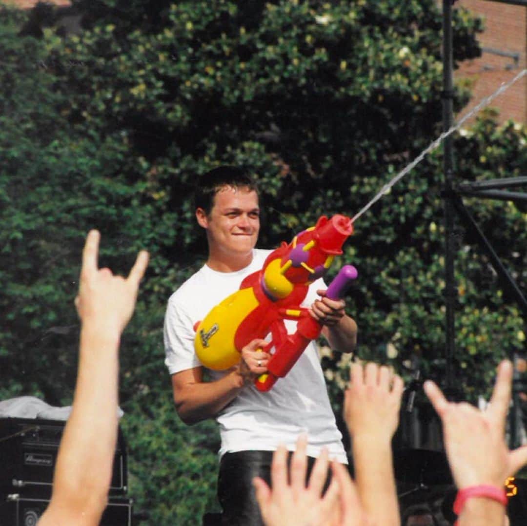 3 Doors Downのインスタグラム：「Having fun on tour back in 2000...」