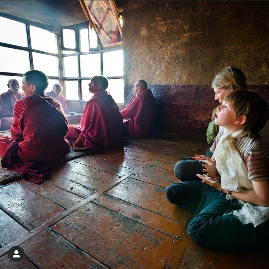 コンラッド・アンカーさんのインスタグラム写真 - (コンラッド・アンカーInstagram)「@brucekirkby and his wife Christine did what many parents dream of and a few children hope for. They up and left their home in Canada for a year abroad.   Yet the Kirkby journey wasn’t about living in an English speaking nation, with schools and high speed Internet. It was about encountering the unfamiliar and seeing the possibility of new understandings. Embracing hardship for the sake of knowledge.   With their two sons aged 7 and 3 they crossed the Pacific on a container ship. The type that probably brought you your phone.  Slow. With no “climbing wall” or an all you can eat buffet.   By bus, riverboat and train through South Korea, China, India and Nepal the family toiled, eventually making it to Zanskar. In a place far from home they spent the summer in a  monastery.  Bruce captures this journey with wit and through the eyes of his children. In his book “Blue Sky Kindgom” we travel along and glean the hard earned wisdom of travel. The challenges and rewards of intercultural friendships remind us we are all human. It’s about kindness.   The world is vastly different since the “BC Family Kirkby” ventured out. Within the pages you’ll find something that resonates with you and offers comfort.  Books are ideal gifts. They don’t need batteries or updates and last a lifetime. There is no planned obsolescence and the instruction manual was gifted to us as children. The gift of reading.   #blueskykingdom  #independentbookstore  #reading #childrenarethefuture  📷 :: @brucekirkby」12月11日 6時46分 - conrad_anker