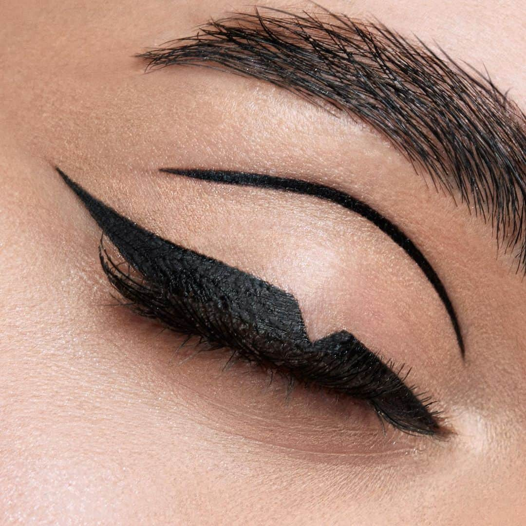 Stila Cosmeticsさんのインスタグラム写真 - (Stila CosmeticsInstagram)「Ready to show off your graphic liner designs? Let’s see your best CATEYE #stilaeyeliner   Pro-Tip* - Prep eyes with Project & Perfect Nude Eyeshadow Primer. It’s tinted sheer so it doubles as an eyeshadow & is the perfect partner to a clean cat eye.... Shop our STAY ALL DAY® WATERPROOF LIQUID LINER (Micro-Tip and The Original) now at stilacosmetics.com  #graphicartist #eyeliner #floatingliner #cateye #wingedliner #graphicart #eyes」12月11日 6時47分 - stilacosmetics