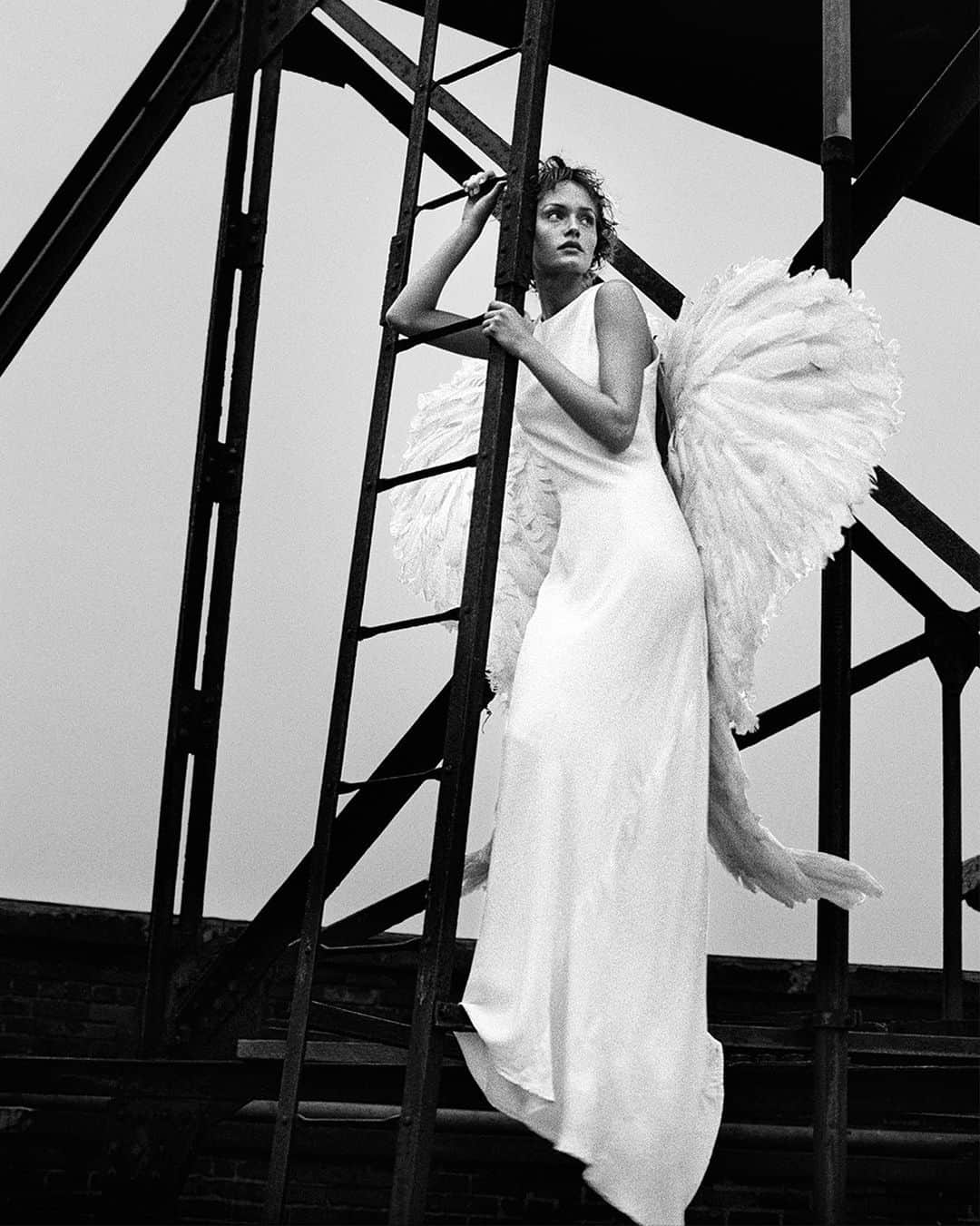 Harper's BAZAARさんのインスタグラム写真 - (Harper's BAZAARInstagram)「The premise was simple enough: A fallen angel, in the form of model #AmberValletta, descends upon New York in the most ethereal looks of the season. But Peter Lindbergh’s epic 1993 story for BAZAAR transcended fashion. The shoot was inspired in part by the 1987 Wim Wenders film, ‘Wings of Desire,’ about an angel who is sent to observe the earthly world and winds up choosing humanity over immortality. The imagery took on added meaning at a pivotal moment in another pandemic, the AIDS crisis, which by the end of 1993 had claimed more than 270,000 lives in the U.S. alone; that year, Tony Kushner’s Pulitzer Prize–winning play, ‘Angels in America,’ a stark exploration of the pain, rage, and ravages of the disease, opened on Broadway and helped punctuate a cultural reckoning. Lindbergh’s story wasn’t mournful, though. It was a celebration of life, hope, and possibility—one that continues to resonate today, as we emerge from a year of profound reckonings and work to imagine a better future. #FromTheBAZAARArchives ⁣ ⁣ @AmberValletta, New York, December 1993, photographed by @therealpeterlindbergh」12月11日 6時50分 - harpersbazaarus
