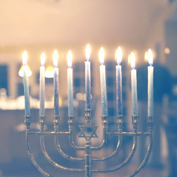 アメリカン航空のインスタグラム：「Hanukkah Hanukkah! Chag Sameach from American Airlines. We wish everyone peace and happiness this season.」
