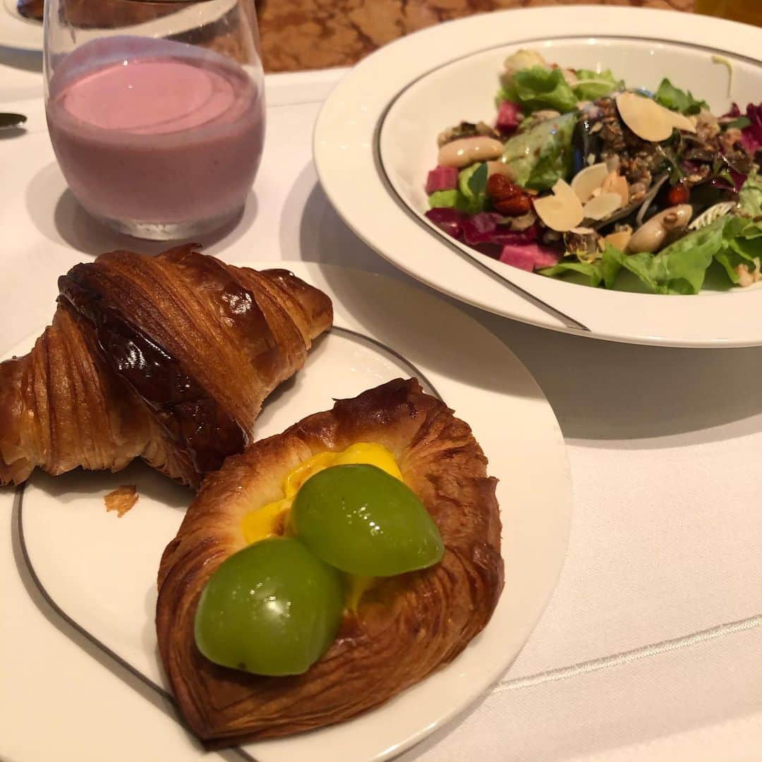 みのり(26)＠東京 ダイエットのインスタグラム：「. . @thepeninsulatokyo  . . go to トラベルを利用して ペニンシュラ東京のおこもりプランで 少し遅めの夏休みを楽しんできました☺️ . 朝ごはん付きの朝✌️ ９時までゆっくり寝て起きたらコレだよ😇 . . ちなみに、これはメインの前にきた😇 . . ベリーのヨーグルト スーパーフードサラダ . . もうこれだけで十分だった😇 . . ても、パンは水❤️ . . . . #diet #ダイエット #ホテル女子会 #gotoキャンペーン  #gototokyo #コロナ禍 #おこもり #おこもり生活  #ペニンシュラ東京  #peninsulatokyo #tokyo #女子旅 #飯テロ #ダイエットは明日から#食べるの好きな人と繋がりたい #コロナに負けるな #朝はパン #クロワッサン #シャインマスカット #デニッシュ #スーパーフード #salad #smoothie #腸活」