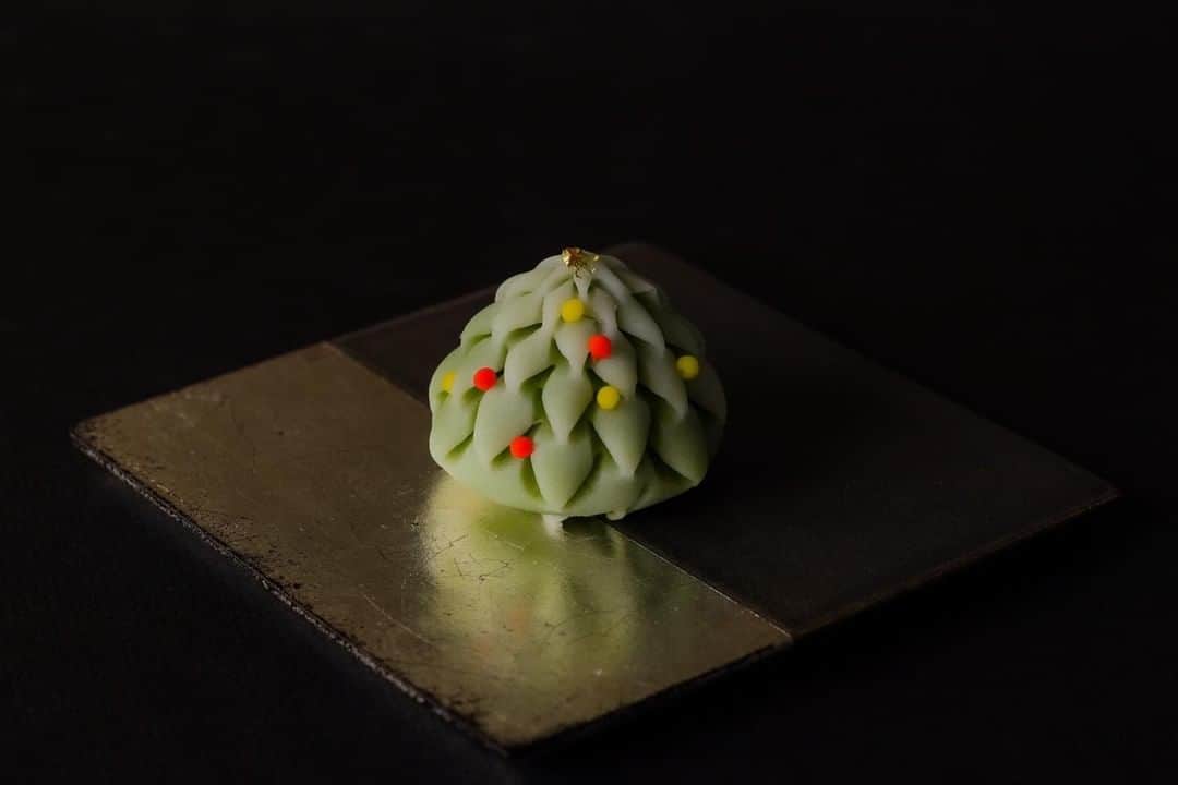 Toru Tsuchieさんのインスタグラム写真 - (Toru TsuchieInstagram)「今日の和菓子はねりきりで作った #ツリー です。 ねりきりとは白餡に餅や芋を混ぜて作った和菓子で 茶道 で使われる「主菓子」の一種です。 ネット販売用のクリスマスセットに入れる予定ですが カップに入れる前提で作ったので少しずんぐりむっくりです。 たまたまオンラインレッスンの需要調査のための画像が去年？のツリーですが 今日のツリーは自然光で撮ったので言い訳がましいですがちょっとう〜ん？です。 商品撮りの光は人工的に作った方が撮りやすいです。  フェイスブックページのいいね！もよろしくお願いします。 https://www.facebook.com/shishisu/ I would like a job request from you. Today's wagashi is #tree with Nerikiri. The Nerikiri is the material of wagashi made by mixing the rice cake and yam in white bean. Is a kind of "Jounamagashi" as used in the tea ceremony. The sweets I've made for the shooting. #福泉堂  #和菓子  #出雲 #🎄 #冬 #クリスマス #arbre #ağaç #アルバイト募集 #年末 #照明大事 #คริสต์มาส」12月11日 7時03分 - choppe_tt