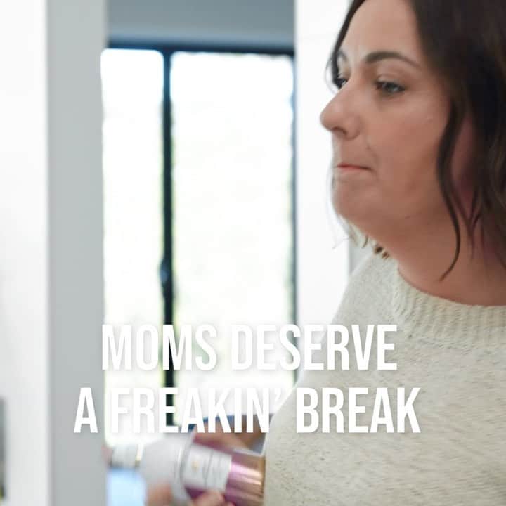 セレステ・バーバーのインスタグラム：「My exhausted mum hack = plenty of dry shampoo. What’s yours? @pantene #ShowerTalk #ad」