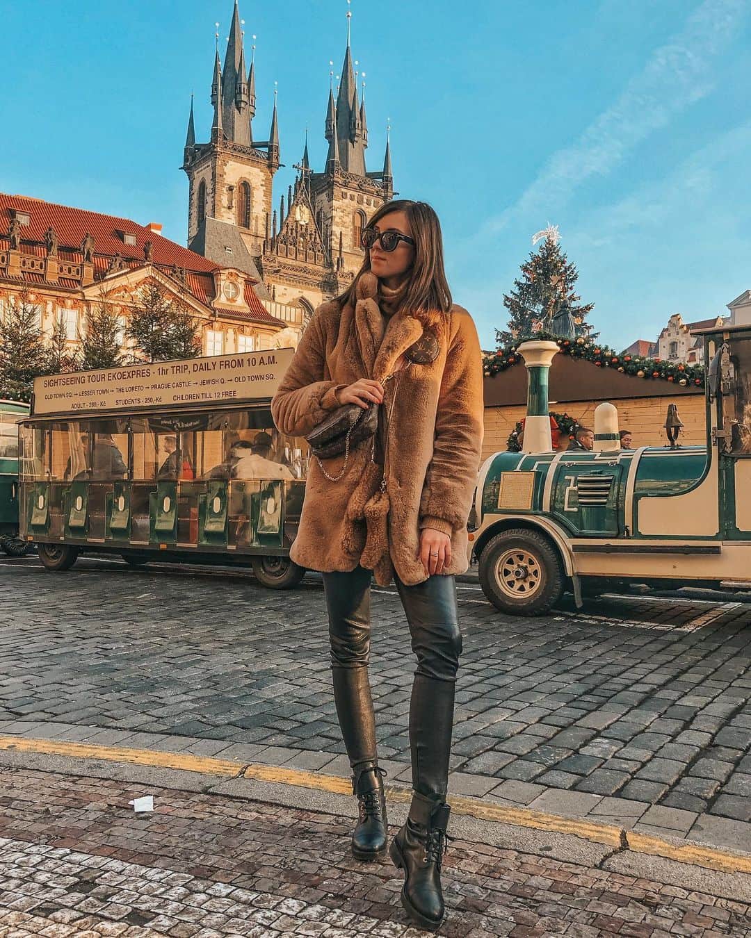 のインスタグラム：「🔔GIVEAWAY ALERT🔔  Ladies I’ve got a massive giveaway for you all... I’ve teamed up with @ll.gifting and some wonderful ladies to give you guys a massive Christmas giveaway!   In honour of this year and it being Christmas i wanted to give you the chance to win something nice for yourself!  PRIZE WORTH OVER $2000: Macbook Pro  Louis Vuitton Bag $500 amazon gift card   Cash option available!  RULES: Follow EVERYONE @ll.gifting is following  Like this picture  and comment what your Christmas plans are! (given circumstances)  Simple as that!! EXTRA ENTRIES: Like three most recent posts of everyone @ll.gifting are following  Comment on three most recent posts of everyone @ll.gifting are following  Share this giveaway to your story  Tag a friend (as many as you want!) Smile 😊   This giveaway will end in TWO DAYS (12th of December) don’t miss out!  Good luck everyone ❤️🎄  Disclaimer: This giveaway is in no way associated with Instagram or any of the brands in this giveaway. This giveaway is only open to the US, Canada, UK and Australia. We are automatically removing any spam or fake accounts」