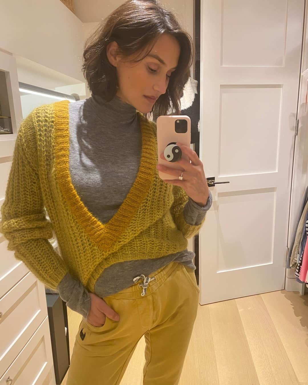 のインスタグラム：「MIDWEEK MUSTARD 🍯✨ @danielleasnyder in the Mustard cropped sweater and the Ash turtleneck, both available now on Dannijo.com 🛒」