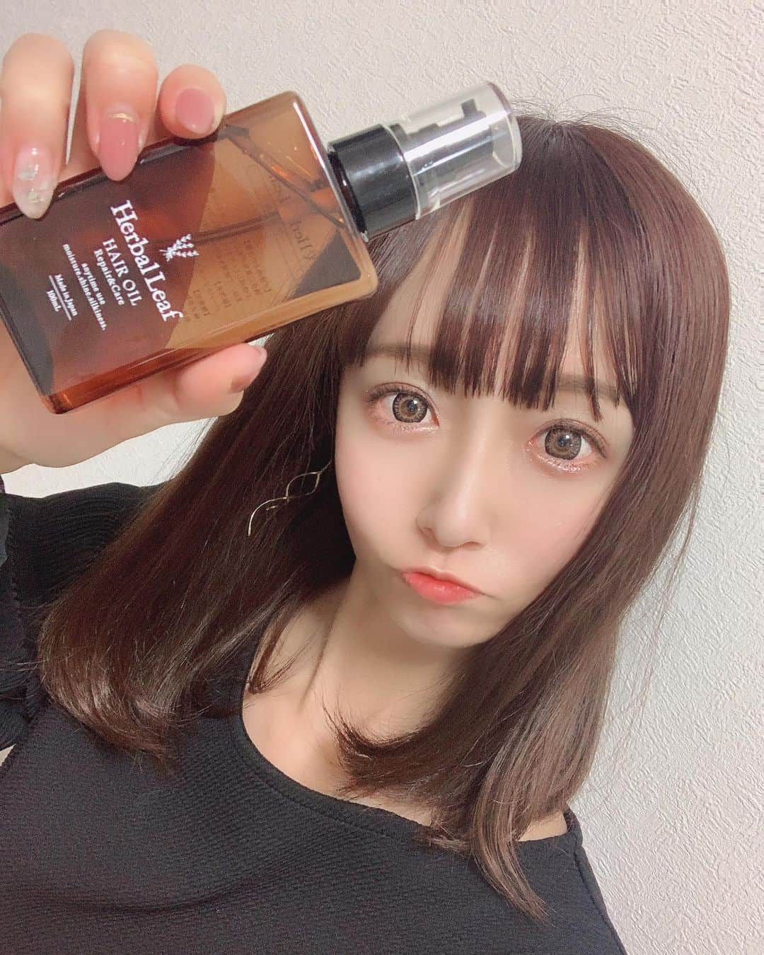 華月咲（さーちゃん）さんのインスタグラム写真 - (華月咲（さーちゃん）Instagram)「1211 おはさーちゃん\( ･ᴗ･ ) 良い女の条件って顔、身体はもちろん 髪の毛って実はすごく大切なポイントだと 思うんだよね👼パサパサだと嫌でしょ？笑 今回は「触りたくなる髪」を目指して オーガニックのヘアオイルを試してみたよ✨ ＊ ドライヤー前にちょっとつけるだけで びっくりするぐらい変わる！サラッサラ！ ベタつく感じも匂いもなくて最高〜(*˘︶˘*) 乾燥しらずな髪の毛になれそう！よかった💓 ＊ さて、金曜も元気いっぱいがんばろ〜💪🌈 ・ ・ #fashion #ootd #makeup #kawaii #instafashion #outfit #corde #me #follow #ハーバルリーフ #HerbalLeaf #ヘアオイル #オーガニックヘアオイル #ヘアケア #スタイリング #キューティクルケア #monipla #utukcia_fan #華月咲 #さーちゃん #美容女子 #ラーメン女子 #被写体モデル  #イベントコンパニオン #フォロワー募集中 #インフルエンサー #お洒落さんと繋がりたい #写真好きな人と繋がりたい」12月11日 7時11分 - sachan_0109