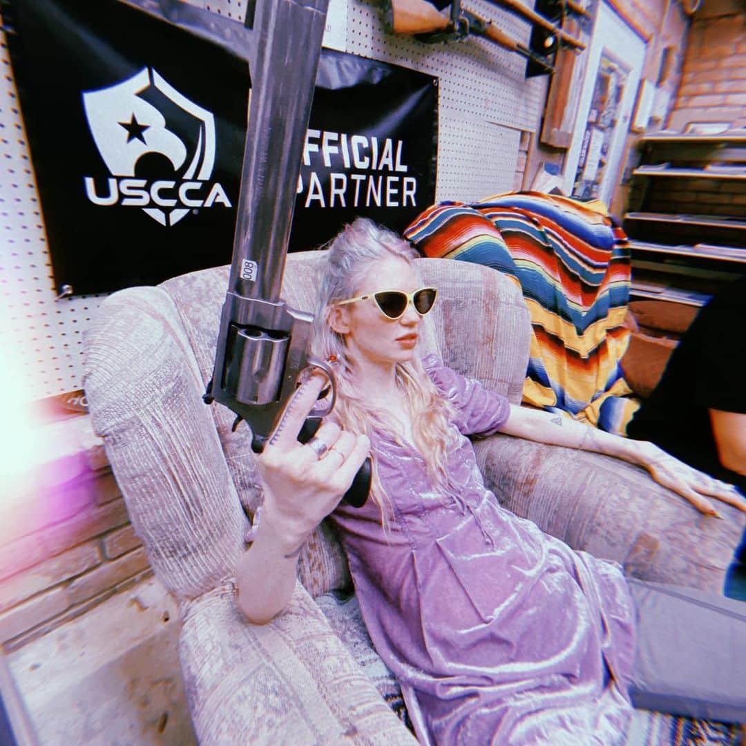 グライムスのインスタグラム：「CYBERPUNK is out now!!! 🧚🏻‍♀️🧨 @cyberpunkgame」