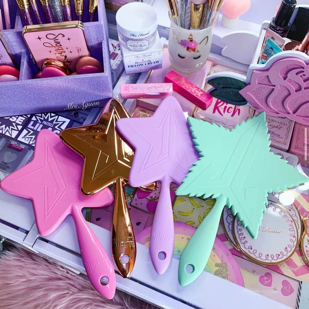 Jeffree Star Cosmeticsさんのインスタグラム写真 - (Jeffree Star CosmeticsInstagram)「12 DAYS OF JSC DAY 4❄️  Shop 30% off our iconic HAND MIRRORS🌟  *Blood Money & Holiday mirrors not included*   #jeffreestarcosmetics」12月11日 7時09分 - jeffreestarcosmetics