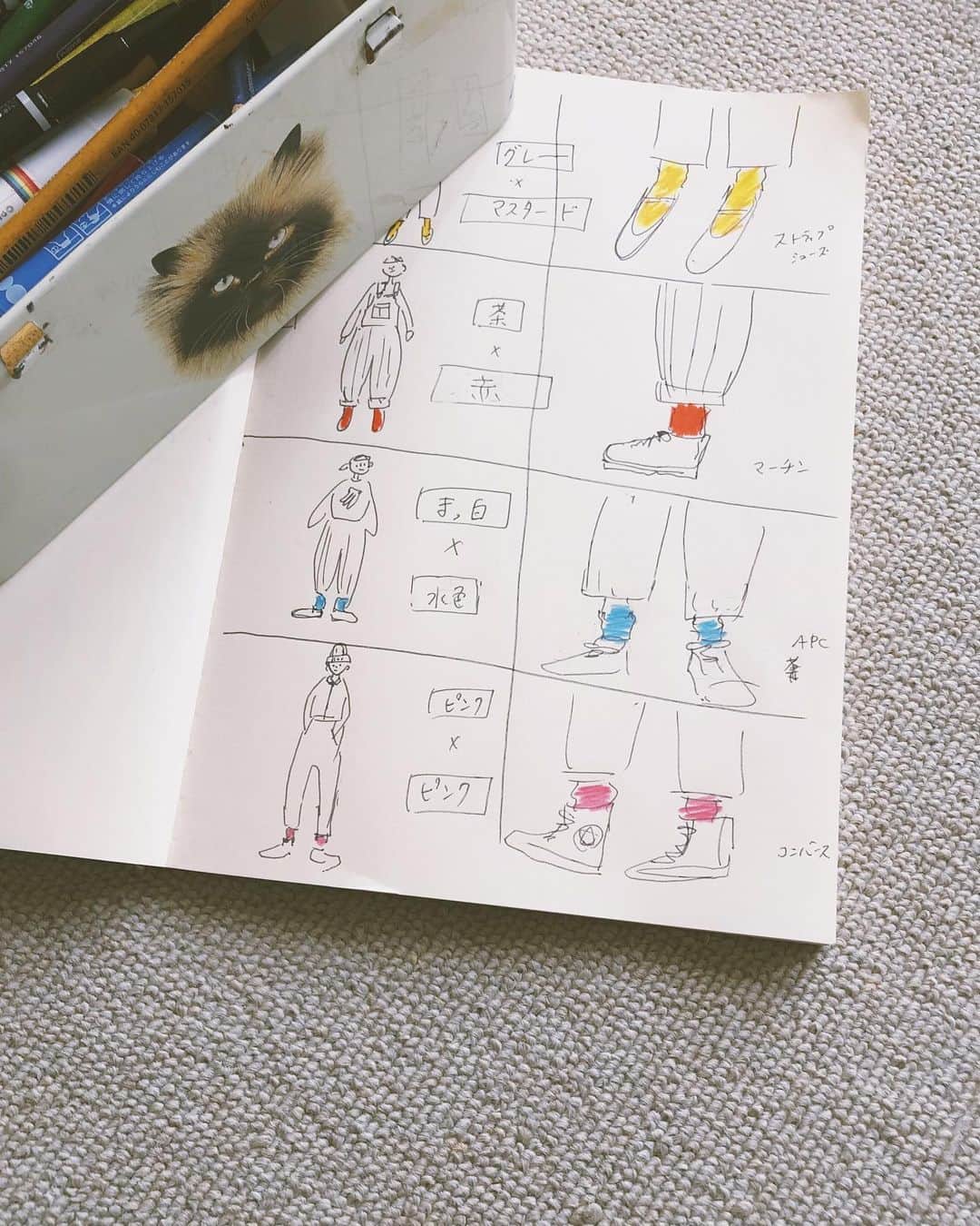 菊池亜希子さんのインスタグラム写真 - (菊池亜希子Instagram)「子の色鉛筆を拝借して、靴下の色合わせを考えている💭🌭🍎🦕🍑」12月11日 7時14分 - kikuchiakiko_official