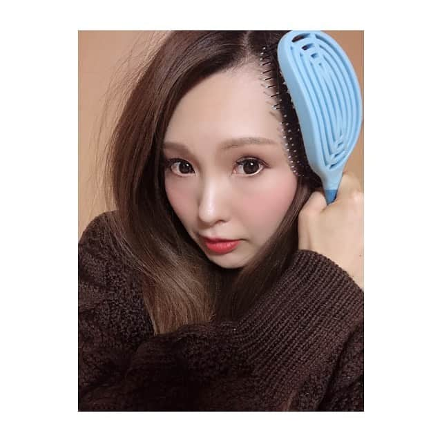 田中里依奈さんのインスタグラム写真 - (田中里依奈Instagram)「去年展示会でお世話になった、株式会社ジャスティ様取扱いの、ヘアブラシ✨#nuway4hair  ブラッシングするほど、サラサラ、艶のある髪に😁✨💕 毎日使ってるけど、前よりまとまりが良くなった気がする！ほぼ毎日仕事でヘアセットするから、髪が傷んでしまうのが悩みだったけど、軽減された気がします🙌 東急ハンズ渋谷店で、12月28日まで、2階フロアでお試し出来るみたいなので、気になった方は是非お試しに行ってみて下さいね🥰 クリスマスのプレゼントにもおすすめです🎁🎄 . #Cブラシ#らくサラ#ダブルcカーブ#スカルプケア#サラ艶髪 #アルガンオイル#美容#ヘアセット#東急ハンズ」12月11日 7時15分 - riina_tanaka