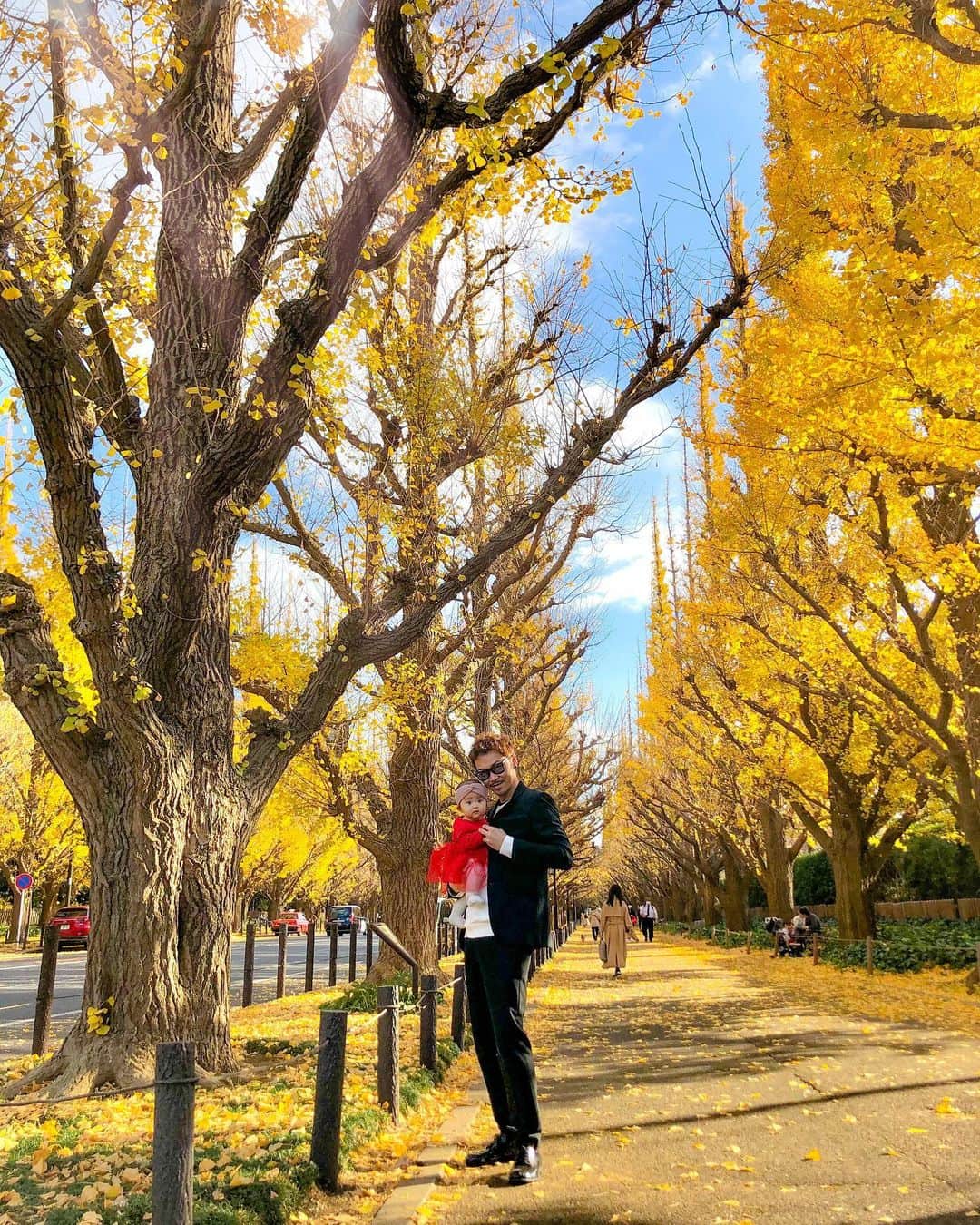 のインスタグラム：「#RELAXX . . はい、おはよう😄 今日も元気にサロンワーク✂︎ . 今日は予約を制限している為、当日予約は不可となっております。 明日以降のご予約でお待ちしてます！ . . . #外苑前いちょう並木 と#パパと娘 . . #生後176日 #女の子ベビー . . . . #育児記録 #子供のいる暮らし . . #遠山雄也 #ヘアメイク . . ✂︎✂︎✂︎✂︎✂︎✂︎✂︎✂︎✂︎✂︎ RELAXXではスタッフを募集しています ✂︎✂︎✂︎✂︎✂︎✂︎✂︎✂︎✂︎✂︎ #美容師募集 #スタイリスト募集 #アシスタント募集 #ヘアメイク募集」