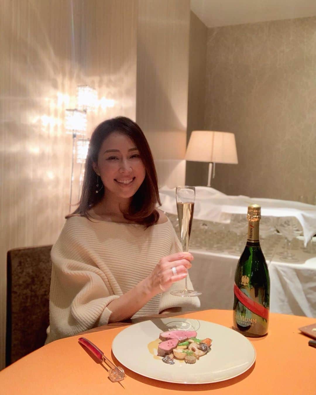 宮田綾子さんのインスタグラム写真 - (宮田綾子Instagram)「⁑ 乾杯🥂 @ghmumm_jpn フレンチレストランMonolithでランチ🍽 @monolith2010  石井シェフのこだわりのお料理に、メゾンマム シャンパンが合うの♪ フルーティーな味わいで、とっても飲みやすくて好き ランチコースも前菜からウニやイクラ、カニもあったり、名物のモノリスエッグもあって、もちろん魚とお肉もあるの、仔猪にしたよ デザートまで付いてて大満足！！ 全てが美味しかった〜  #MummToast #MummGrandCordon #Champagne #Ad #メゾンマム #シャンパン #シャンパン好き #シャンパンで乾杯 #乾杯 #フレンチ #フランス料理 #石井剛シェフ #モノリス #モノリス青山 #渋谷グルメ #渋谷ランチ #表参道ランチ #表参道グルメ #おいしいもの #くいしんぼう #グルメ #グルメ好きな人と繋がりたい #昼シャン」12月11日 7時17分 - ayako__miyata
