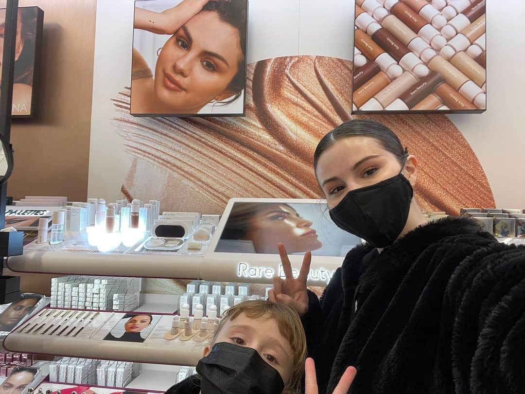 セレーナ・ゴメスさんのインスタグラム写真 - (セレーナ・ゴメスInstagram)「Look what me and my sissy found (lol ✌🏽)」12月11日 7時17分 - selenagomez