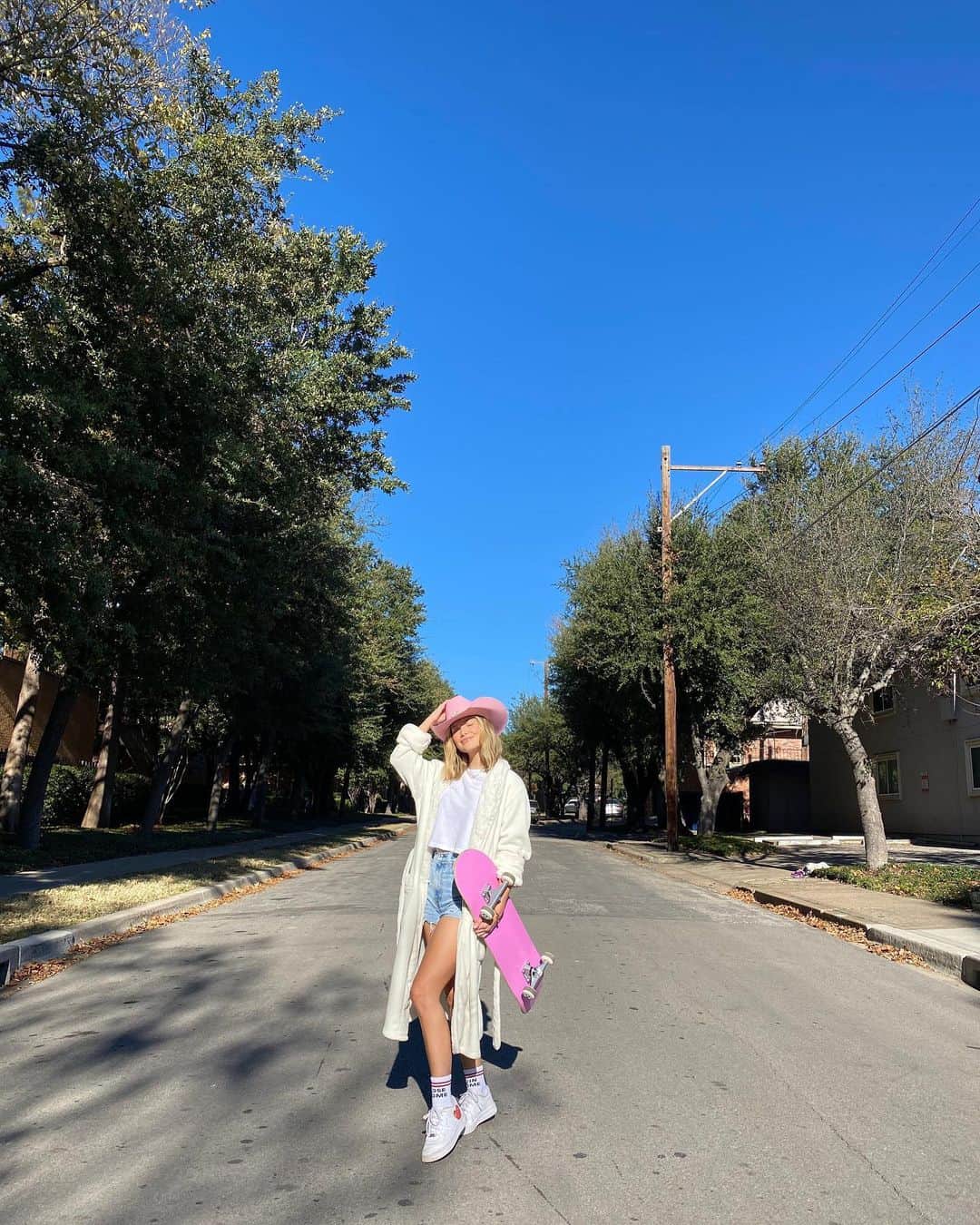 のインスタグラム：「western princess out for a morning skate 🛹」