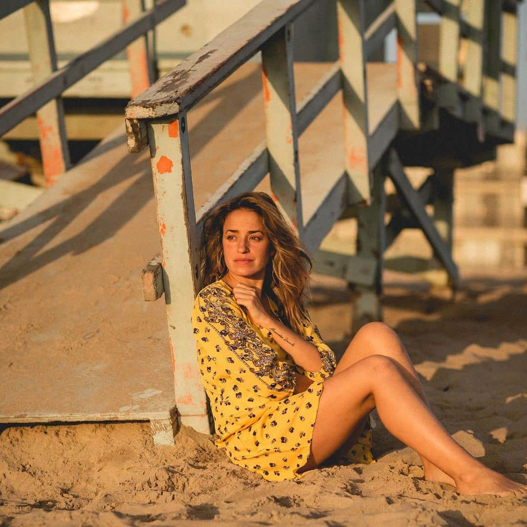 のインスタグラム：「Do you think that being a mother has changed your life?? I was one of those who thought that my life was going to continue the same, that I was going to continue doing the same just being a mom. Lately I keep thinking about this many times because how can your life not change when your priorities change completely? Things that were previously indispensable to me, I realize that they have gone completely into the background at least for now, as well as I also believe that now I have become more pragmatic in many aspects. For example, before I would have done the impossible to live in the USA and continue pursuing my dream, now, I don't know if my dreams have changed or that I pursue them differently but I feel that there is nothing that can make me more excited about living than my two daughters. ❤️ Not sure if this is right or if it will change at some point..   #mommytoughts #thisislife #moms #parenting #motherhood #lovebeingamom  Creeis que ser mamá os ha cambiado la vida? Yo era de las que pensaba que mi vida iba a seguir igual, que yo iba a seguir haciendo lo mismo solo que siendo mamá. Ultimamente me quedo pensando muchas veces en esto porque como no te va a cambiar la vida cuando tus prioridades cambian por completo? Cosas que antes eran para eran indispensables me doy cuenta que han pasado a segundo plano por completo o al menos por el momento, así como también creo que ahora me he vuelto  más pragmática en muchos aspectos. Por ejemplo antes hubiera hecho lo imposible por vivir en USA y seguir persiguiendo mi sueño, ahora, pues no se si es que han cambiado mis sueños o que los persigo de manera diferente pero Siento que no hay nada que pueda ilusionarme mas por vivir que mis dos hijas. ❤️ No se si esto está bien, o si cambiará de alguna manera en el futuro...」