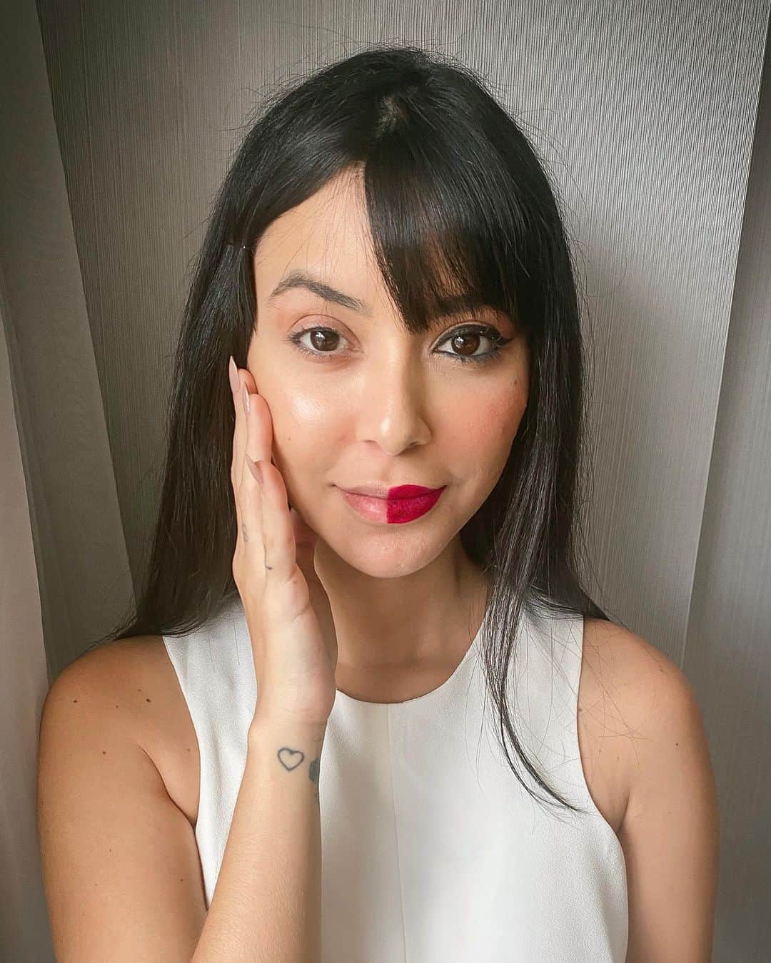 Gabriela Salesのインスタグラム：「Lacrinhas, já estão sabendo que os produtos da @quemdisseberenice serão Beauty+care??? O que é muito topíssimo, pois agora vão nos dar beleza e também tratamento, já que eles sabem que rosto é um só. O conceito de liberdade é algo que “Quem Disse, Berenice” sempre teve. Agora, muito além da maquiagem, eles vão cocriar, juntos com todos os consumidores, a beleza que a gente quer. Vai nos stories que to falando mais detalhes sobre essa novidade 😍😍😍❤️❤️❤️❤️ *publi」