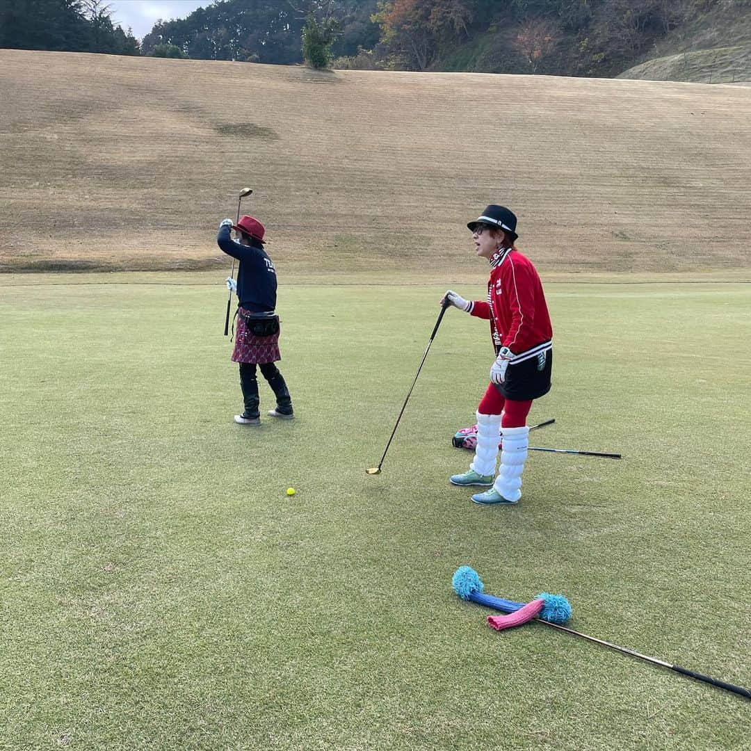 三浦辰施さんのインスタグラム写真 - (三浦辰施Instagram)「ラウンドレッスンのスタート^前の集合の時に「寒さ対策」をある程度して向かうと「すこしまだそれは大袈裟じゃないの〜！？」と。。。 そ、そうかな！？　寒いんだもん　これで実は下にもう一枚ウィンドブレーカーを着てるという😆 でもやっぱり寒かったってww  2枚目以降はレッスン を受けていただいているメンバー様もアルチビオにアルチビオ ( ´ ▽ ` ) コースにウェアを愛用されるメンバーさんが増えてきてて嬉しい😭😭😭 可愛いもんね💕💕 お似合いです♬♬♬ @tampro.golf_diet  @archivio.official_online  #ラウンドレッスン #防寒 #大袈裟  【#PleasureGOLF市が尾】 【#三浦辰施】 【#たむプロ】 【#打ちっぱなし】 【#インドアゴルフ】 【#シミュレーションゴルフ】 ・ 【#ティーチングプロ】 【#ゴルフコーチ】 ・ 【#ゴルフスイング】 【#ゴルフレッスン】 【#ゴルフレッスン動画】 【#golfnetTV】【#Gridge】 ・ 【#ゴルフ】【#golf】【#골프】 ・ 【#ゴルフ初心者】【#ゴルフバカ】 ・ 【#ゴルフウェア】 【#アルチビオ】【#archivio】 【#ブッシュネル】【#azasgolf】 ・ 【#ダイエッターさんと繋がりたい】 【#2年間で60キロのダイエットに成功したプロゴルファーの生活 】」12月11日 7時29分 - tampro.golf_diet