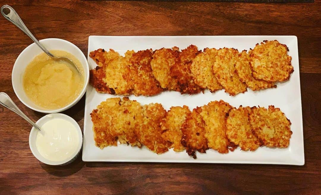 ブリジット・モイナハンさんのインスタグラム写真 - (ブリジット・モイナハンInstagram)「Celebrating #chanukah tonight with #family with wait... drumroll please....#tatertotlatkes」12月11日 7時25分 - bridgetmoynahan