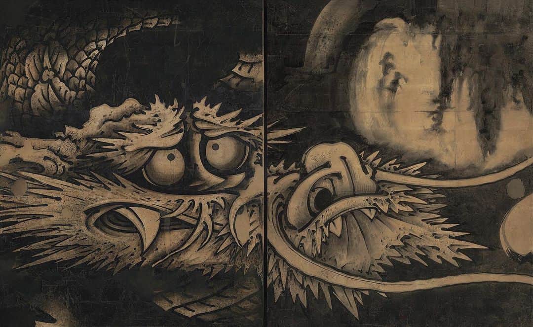 ガゴシアン・ギャラリーさんのインスタグラム写真 - (ガゴシアン・ギャラリーInstagram)「#GagosianSpotlight: From 2009 to 2011 the eminent art historian Nobuo Tsuji and Takashi Murakami engaged in a reimagined e-awase (painting contest). In this twenty-one-round contest, Tsuji selects historical works and Murakami responds creatively. Round 6 centers on the Edo Eccentric painter Soga Shōhaku and his monumental "Dragon and Clouds" (1763). Follow the link in our bio to read the "Gagosian Quarterly" feature.  A new work by Murakami will be unveiled tomorrow at 6am EST. Keep an eye out! __________ #TakashiMurakami #Gagosian #GagosianQuarterly @takashipom (1) Soga Shōhaku, "Dragon and Clouds," 1763 (detail). Museum of Fine Arts, Boston. William Sturgis Bigelow Collection. Photograph © 2017 Museum of Fine Arts, Boston; (2) Takashi Murakami and the Kaikai Kiki team hard at work on the giant red dragon. Photo: Tatsurō Hirose (Shinchōsha). Artwork © Takashi Murakami/Kaikai Kiki Co., Ltd. All rights reserved; (3) Takashi Murakami, "Dragon in Clouds-Red Mutation: The version I painted myself in annoyance after Professor Nobuo Tsuji told me, 'Why don’t you paint something yourself once?,'" 2010 (detail) © Takashi Murakami/Kaikai Kiki Co., Ltd. All rights reserved」12月11日 7時33分 - gagosian