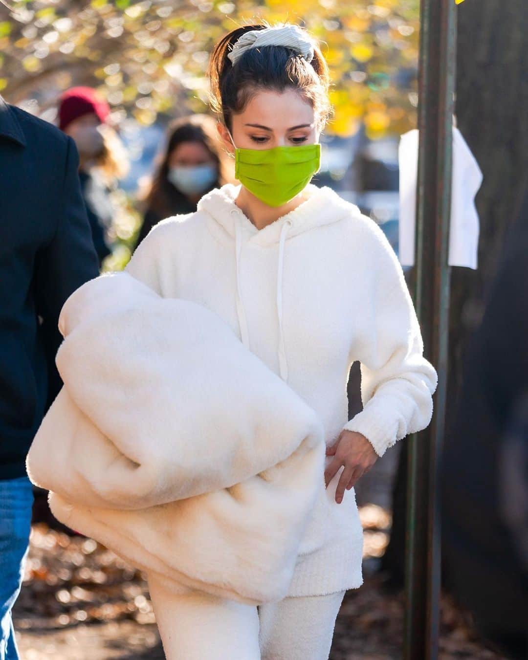 MTVさんのインスタグラム写真 - (MTVInstagram)「My love @selenagomez took the idea that you “can’t look cute in a mask” and SHATTERED IT INTO A MILLION PIECES 💚😷 #AloneTogether」12月11日 7時34分 - mtv