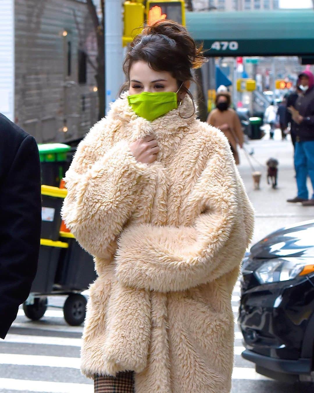 MTVさんのインスタグラム写真 - (MTVInstagram)「My love @selenagomez took the idea that you “can’t look cute in a mask” and SHATTERED IT INTO A MILLION PIECES 💚😷 #AloneTogether」12月11日 7時34分 - mtv
