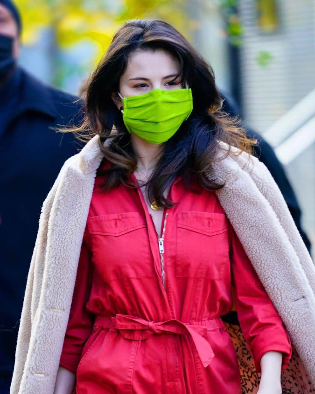MTVさんのインスタグラム写真 - (MTVInstagram)「My love @selenagomez took the idea that you “can’t look cute in a mask” and SHATTERED IT INTO A MILLION PIECES 💚😷 #AloneTogether」12月11日 7時34分 - mtv