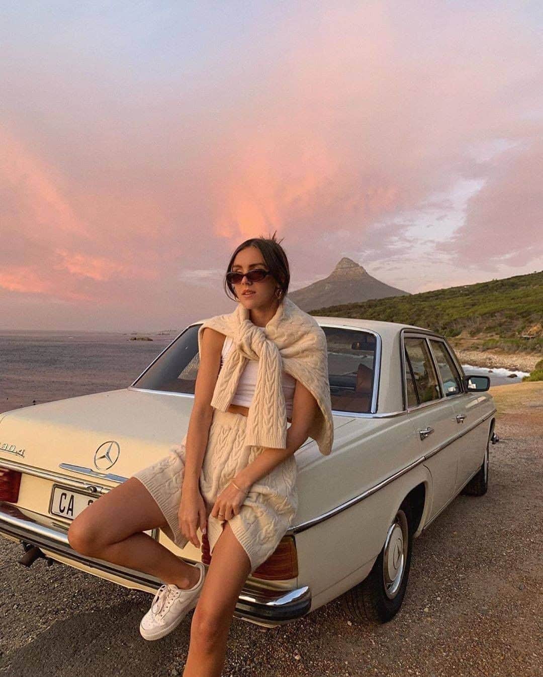 メルセデス・ベンツさんのインスタグラム写真 - (メルセデス・ベンツInstagram)「Cape Town with @emmaleger and her classic Mercedes-Benz. Follow @mercedesbenzfashion for more fashion features.  📸 @emmaleger  #MercedesBenz #MercedesBenzFashion #MBclassic」12月11日 7時55分 - mercedesbenz