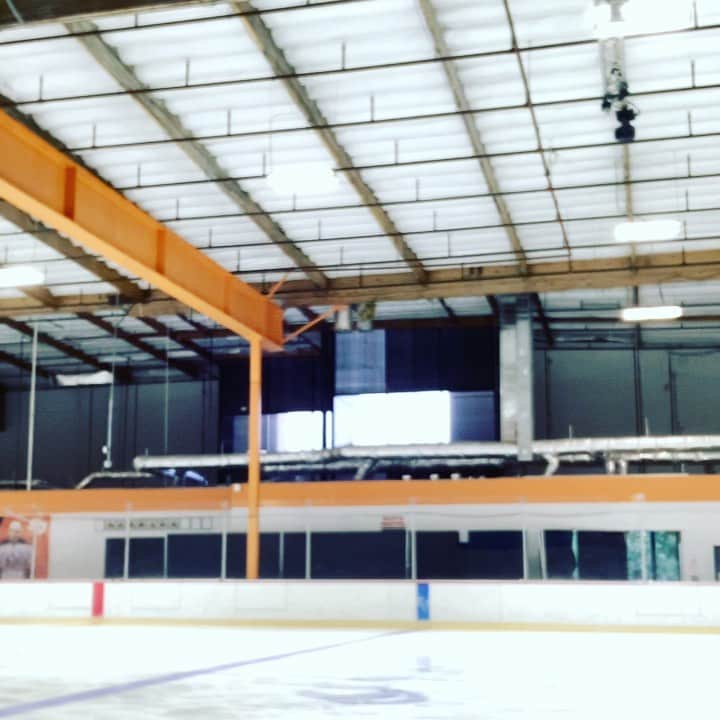 ジョナサン・カサーのインスタグラム：「Second time skating in 2020... I’ll take it, 34! . . . . . . . . #figureskating #retired #usfigureskating #notaninfluencer #edeaskates #jacksonultimablades #fitness #iceskating #babyitscoldinside #maskup #outoffocus #blurry #doubleaxel」