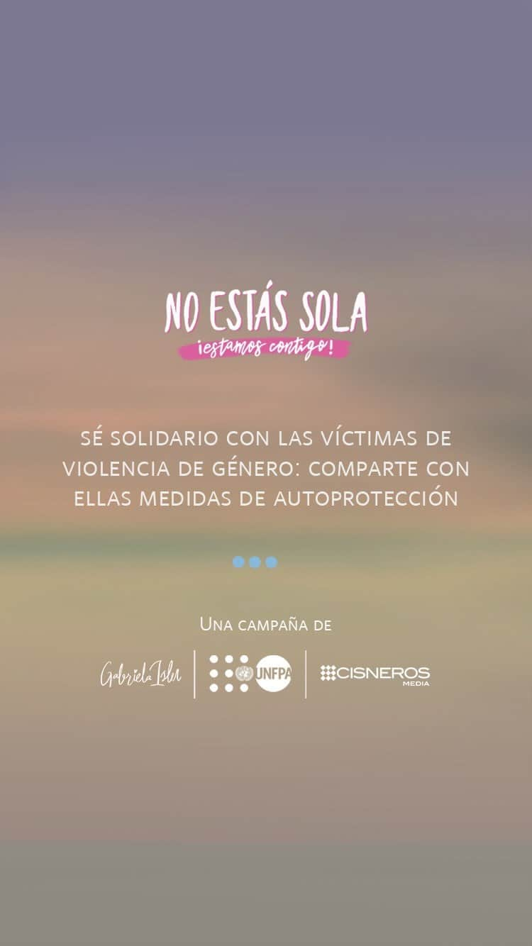 María Gabriela Isler Moralesのインスタグラム：「Ante cualquier tipo de situación que vulnere física, mental y emocionalmente a una mujer, debemos actuar y ser solidarios: sus derechos, nuestros derechos también son derechos humanos 🙌🏻.   Así que si sabes de alguna mujer 🚺, niña, adolescente o adulta, que esté en riesgo de experimentar situaciones de violencia de género en su hogar 🏠, no la juzgues, tiéndele una mano de apoyo 🤝, recuérdale que no está sola 🫂, que no es su culpa lo que sucede 😐 y que tiene que conocer cómo puede protegerse 👀.   Usemos nuestros derechos para defender los de los demás 🙌🏻, promovamos el desarrollo, hagamos que el respeto sea una prioridad en nuestro día a día 🤍.   ———————————————-  🟠 Si tú o alguien que conozcas está pasando por una situación de violencia basada en género, recuerda que puedes pedir ayuda ¡No estás sola! @unfpa_venezuela   Para apoyo especializado, puedes contactar los siguientes números:  • Táchira: 0412-3052971 y 0424-7120953 • Zulia: 0412-6643804 • Bolívar: 0412-8782826 y 0412-1850266 • Apure: 0426-4509229 y 0412-1243147 • Miranda y Distrito Capital: 0412-2273712  #CuarentenaNoEsSilencio #NoEstásSola #UNFPAEnAcción #ImpactoSocialCisneros #GabrielaIsler #PintaElMundodeNaranja #GeneraciónIgualdad #16Días #DerechosHumanos #HumanRightsDay   Diseño y concepto creativo: @gabrielailustra  Animación y edición: @miquelena_」