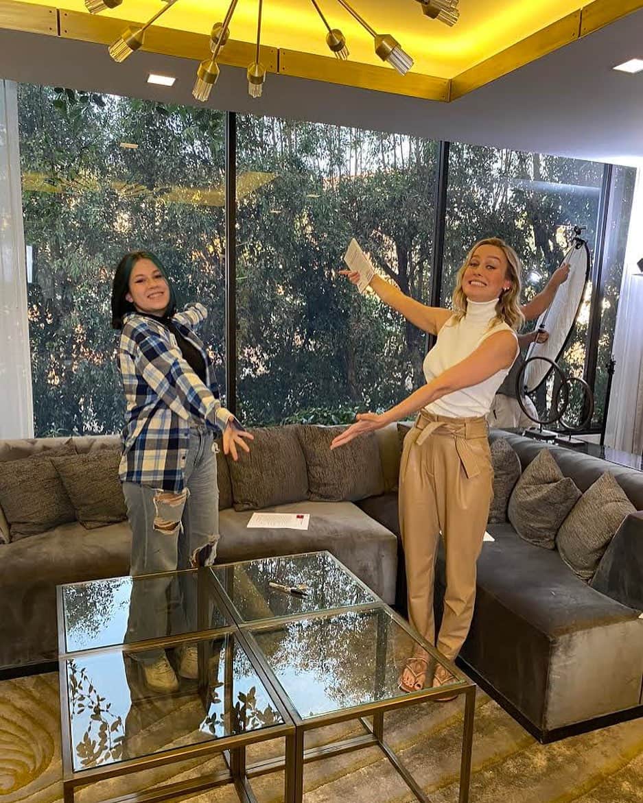 ブリー・ラーソンのインスタグラム：「Meet the wonderful @jordanjustright! ⭐️ Jordan is such an inspiration to me. At just 14 years old she has started 2 amazing companies @bjrorg & @makejustright. Jordan is all about spreading positivity and joy… and turns out she’s pretty great at dad jokes, too. New video on YouTube 💕」