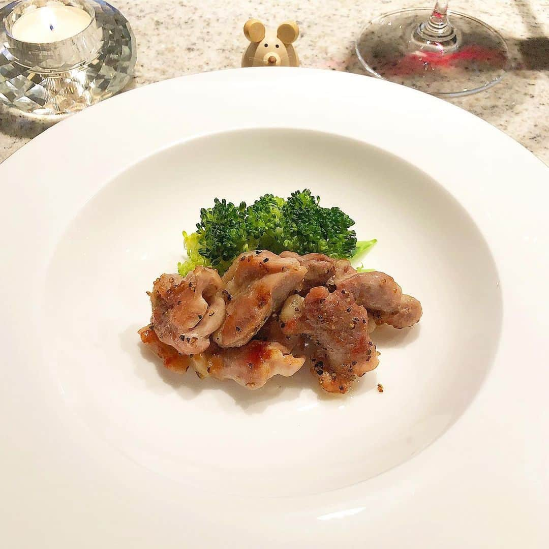 榊山敬代さんのインスタグラム写真 - (榊山敬代Instagram)「🍗🥦🍷🍴… ・ いただいた鶏肉さんを シンプルに味付けして 食べやすく切り分けて  脂を落としながらじっくり コンガリと焼いただけの巻  鶏さんのおなまえは  黒どりさんとのことで きめ細かな口あたりは  シンプルないただき方が 一番美しくあじわえる哉  付け合わせは生野菜もいいけど ほっこり温野菜で温かなひと皿  冷めないようにとブロッコリーさん 鶏肉さん寄り添うように盛りつける  …🥦🍗…  #鶏さんありがとう #また食べたい ・ ・ ・　 #おうちごはん 工夫 #enjoyhome ・ ・ ・ #12月 ・ ・ #おうちごはん #鶏レシピ #夕食 #夜食  #焼いただけ #dinner #黒どり #頂き物 #地鶏 #鶏肉 #chicken #Japanese #healthy #赤ワイン#America #rosso #wine #food #meat #maindish #artist #kitchen #cooking #日本画家 の #お料理こんなもん」12月11日 7時55分 - sakakiyamatakayo