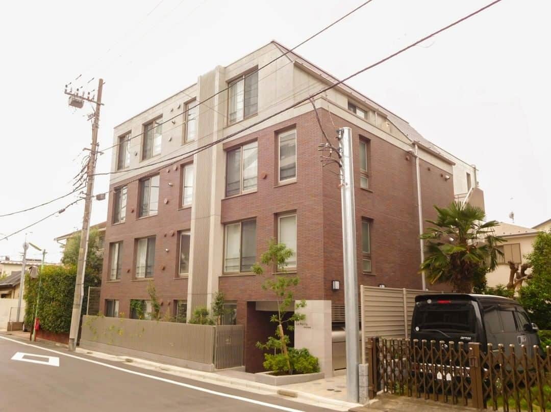のインスタグラム：「『おいしい豪徳寺の半地下1LDK 303』﻿ ﻿ ・小田急小田原線豪徳寺駅 徒歩6分 ・14.5万円・40.72㎡・1LDK ___________________________________________________________________﻿  いろいろなショップのオープンにわく、小田急線「豪徳寺」駅。  中でも、姉妹サイト「せたがやンソン」でも取り上げた“街の居酒屋”をコンセプトにした「ketoku」がとてもおすすめ。 @setagayansson   季節の素材をジャンルにとらわれることなく、美味しく美しく出してくれる、すてきなお店。こういったnew openのお店だけでなく、南北それぞれに伸びるこじんまりした商店街には、昔からの商店も混在。人も多くもなく、少なくもなく、落ち着いて生活できそうで、個人的にも注目しているエリア。好みですが、豪徳寺はおいしいお店が多い気がしております。。そんな豪徳寺駅より歩くこと6分のお部屋をご紹介。  お部屋は2018年12月にできた新築の1階。物置きとウォーク・イン・クローゼットのついている収納力ある間取りが魅力の1LDK。そしてキッチンと居室の間に段差があり、すこし半地下のようになっているためか、カウンターキッチンは司令室のごとく、居室をちょっと上から眺められて、お部屋の中心になっています。  新築ならではの設備の美しさは、やはり嬉しいところ。また、お部屋はリビングと洋室を仕切るのが引き戸なので、開け放てば広々使えます。半地下ゆえに、陽の光があまり入らないところ、バルコニーがないので、お洗濯は浴室乾燥か部屋干しであることさえ気にならなければ、とてもおすすめ。  注目されつつある、豪徳寺エリアのお部屋。内見を希望される方は、まずは街の様子をうかがいに、まずは歩いて散策してみてください。もちろんその際は、美味しいお店のチェックも忘れずに。  ▼この物件の詳細、﻿ そのほかのお部屋はプロフィールのリンクから﻿ @setagayakurasson﻿ ___________________________________________________________________﻿ ﻿ 「オンラインでお部屋探し」スタートしました！ ご相談お待ちしております。 ﻿ ﻿https://setagayakurasson.com/online _____________________________________________________________________﻿ ﻿ #せたがやクラソン #せたがやンソン #賃貸 #お部屋探し #オンラインお部屋探し #引っ越し #内見 #部屋 #ワンルーム #ひとり暮らし #ふたり暮らし #好きな街 #暮らしを楽しむ #キッチン #家具 #世田谷 #賃貸インテリア #リノベーション #コンシェルジュ #世田谷のお部屋探し  #小田急線 #豪徳寺 #豪徳寺グルメ #暮らしを楽しむ #ウォークインクローゼット #街歩き  #外観  #半地下 #豪徳寺 #おいしいごはん」