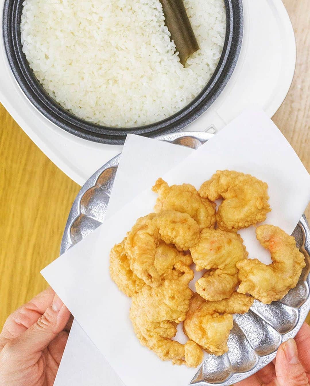 MUJI USAさんのインスタグラム写真 - (MUJI USAInstagram)「The perfect addition to any bento box or on its own as a simple snack.  Tenmusu consists of warm rice and shrimp tempura encased in nori (seaweed). Here's a MUJI recipe from Chef Naoko on how to create your own shrimp rice balls.  Ingredients [Washing Shrimp] 1 tbsp potato starch 1 tbsp salt 2 tbsp water  [Tempura Batter] 50g all-purpose flour 1 tsp salt 1 egg Iced water *Egg and water should total 100cc. Do not premix.  8 small frozen or fresh shrimp 3 tbsp potato starch 3 sheets of nori (seaweed) 2 cups vegetable oil Rice  1. Peel shrimp and rub with the potato starch, water, and salt. Rinse in water after shrimp is thoroughly cleaned. 2. Drain and dry with paper towels. Coat the shrimp with the potato starch. 3. To make tempura batter, mix the egg and salt. Slowly add the flour and water. Gradually mix everything together, taking care not to overmix. 4. Heat oil in a frying pan to 365 degrees. Use chopsticks to dip shrimp into the tempura batter, and place in the pan once well-coated. Fry for 1-2 minutes. Repeat with all shrimp. 5. Remove from frying pan and drain on a wire rack. 6. Wash the rice, drain, and set aside for 15 minutes. Then, place in a rice cooker with equal parts water and cook. 7. When rice is cooked, place 50g onto your wet palms with a pinch of salt. Place a piece of tempura in the center and shape into a rice ball. Careful, as the rice will be hot. 8. Cut the seaweed into 4 equal parts  and wrap around. 9. Serve and enjoy!  @shizukupdx @chefnaoko  #muji #mujiusa #mujirecipe #chefnaoko #tenmusu」12月11日 8時01分 - mujiusa