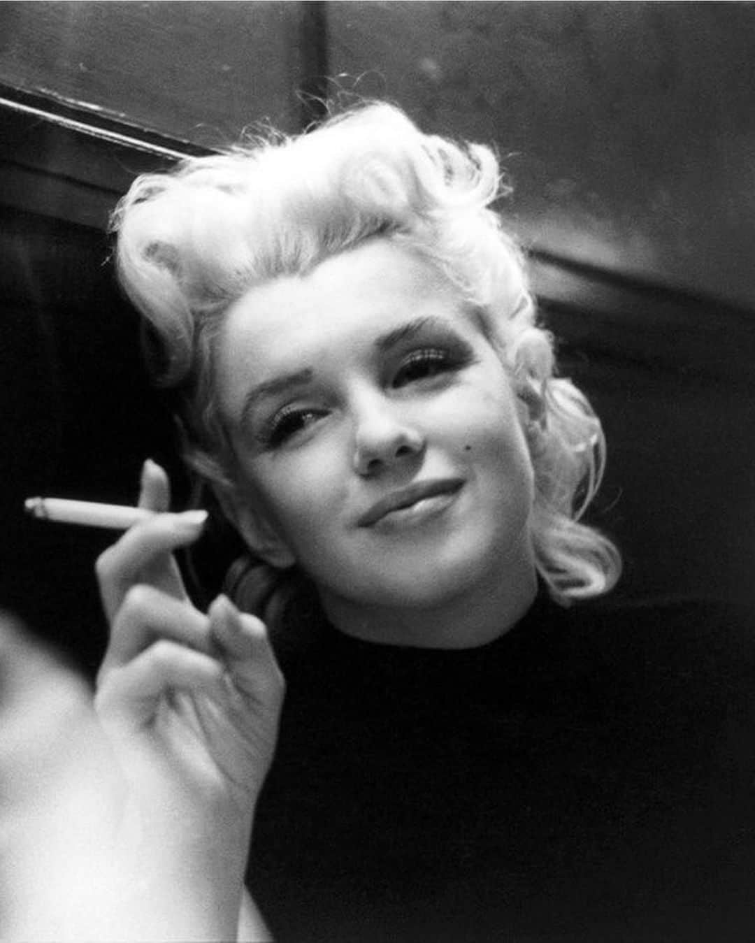 のインスタグラム：「wasn’t she so beautiful?🖤 Marilyn photographed in 1955 🤍 #marilynmonroe」