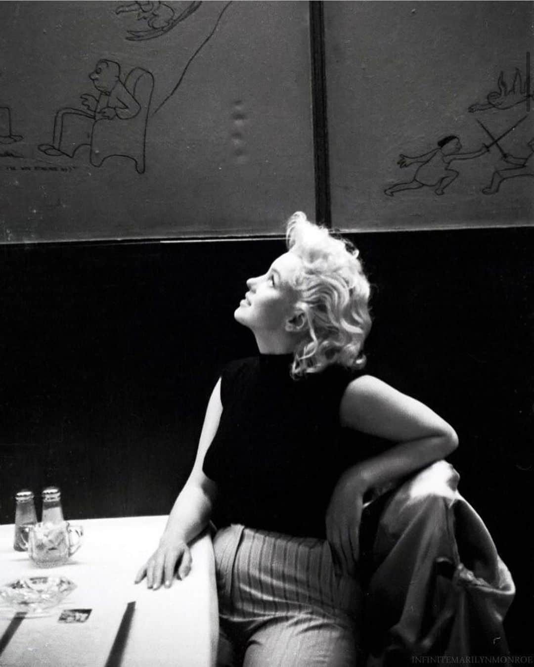 マリリン・モンローさんのインスタグラム写真 - (マリリン・モンローInstagram)「wasn’t she so beautiful?🖤 Marilyn photographed in 1955 🤍 #marilynmonroe」12月11日 8時05分 - welovemarilyn