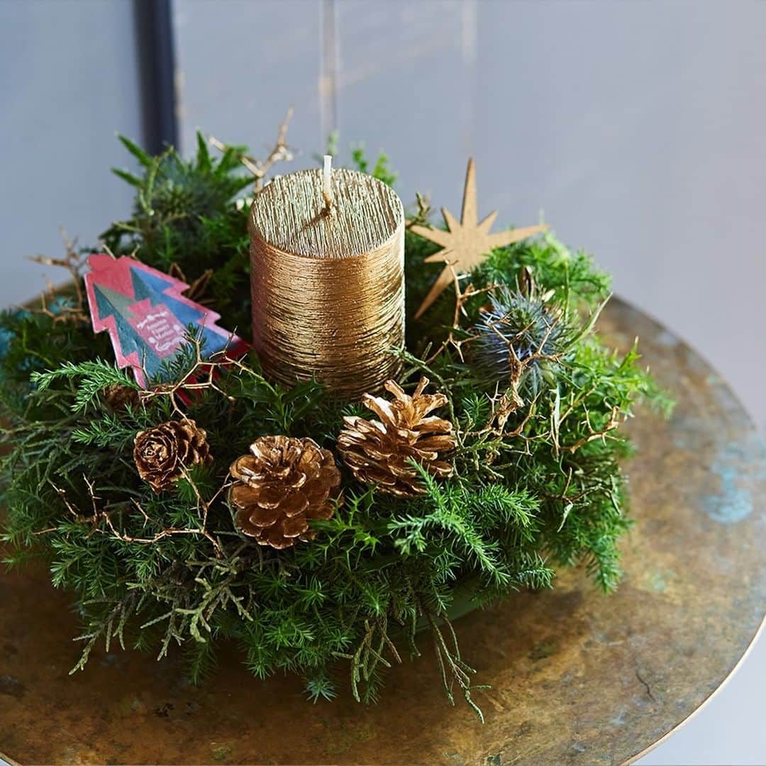 青山フラワーマーケットさんのインスタグラム写真 青山フラワーマーケットinstagram フレッシュグリーンのリースは クリスマス気分が高まってきた頃が出番です ユーカリやヒムロスギが漂わせる爽やかな香りが 年末の忙しい心に沁み込みます リースがシンプル