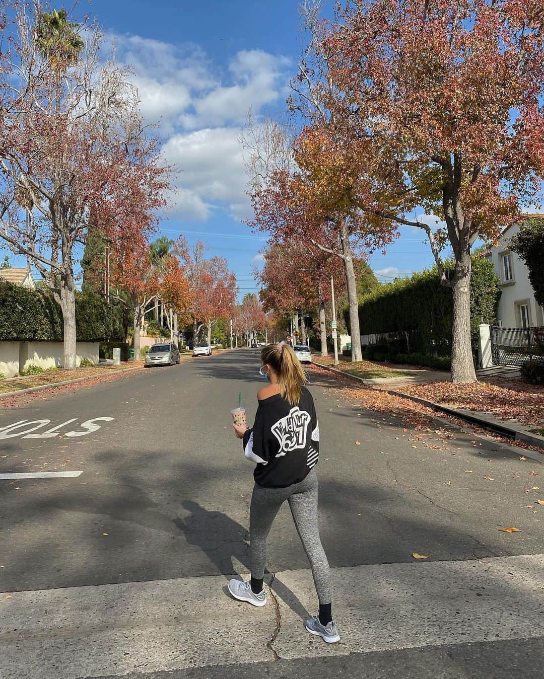 ソフィア・リッチーのインスタグラム：「Look both ways 🍂」