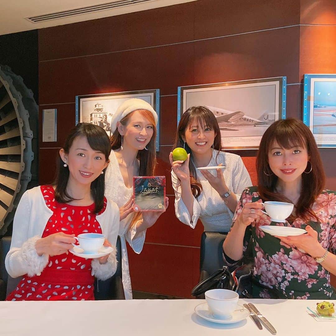 里井真由美さんのインスタグラム写真 - (里井真由美Instagram)「#janat #afternoontea  栗スマス〜🌰🎄✨ フランスの紅茶「ジャンナッツJanat Paris 」ラッキークリスマス　アフタヌーンティーパーティー2020」でございます〜 @janat_paris   モンブランは栗スマスカラーの抹茶♡ 断面したら、中は洋梨のジュレがとろ〜り♡  ザ・ペニンシュラ東京24階でジャンナッツ紅茶とアフタヌーンティーを頂きながら、様々な業界でご活躍の女性達との交流会にお招き頂きました。 @thepeninsulatokyo   世界中でご活躍の女性達を応援しているジャンナッツさん。  というのも、もともとジャンナッツの紅茶は専用茶園でなんと！1000人の女性スタッフさん達の手摘み作業から成り立っています。  最高品質の茶葉とフレッシュフルーツの天然フレーバーは ウーマンパワーがあってこそ♡ 愛いっぱいだからこそおいしいのですよね♡  ジャンナッツさんのフレンチオークティーと、クリスマスブレンド2020が大好き！クリスマスバージョンは、バタースコッチと3種ナッツの甘く香ばしい香りです。私はソイミルクティーで頂いてます♡  フレッシュなベルガモットとアールグレイの香りがそっくり！飽きないおいしさです♡  次のお茶会も楽しみ！  この日はフリーアナウンサーの ゆきちゃん、さとぴ、 ミセスインターナショナルファイナリストのゆうちゃんと♡ いつもありがとう♡  #フランス紅茶ジャンナッツ #フランス紅茶#teaparty #アフタヌーンティー#クリスマス#お茶会#ホテルアフタヌーンティー#里井真由美#フードジャーナリスト里井真由美 #里井ワグリーナ真由美 #モンブラン#モンブランの世界#抹茶#gozen#抹茶モンブラン#抹茶スイーツ#ザペニンシュラ東京」12月11日 8時21分 - mayumi.satoi