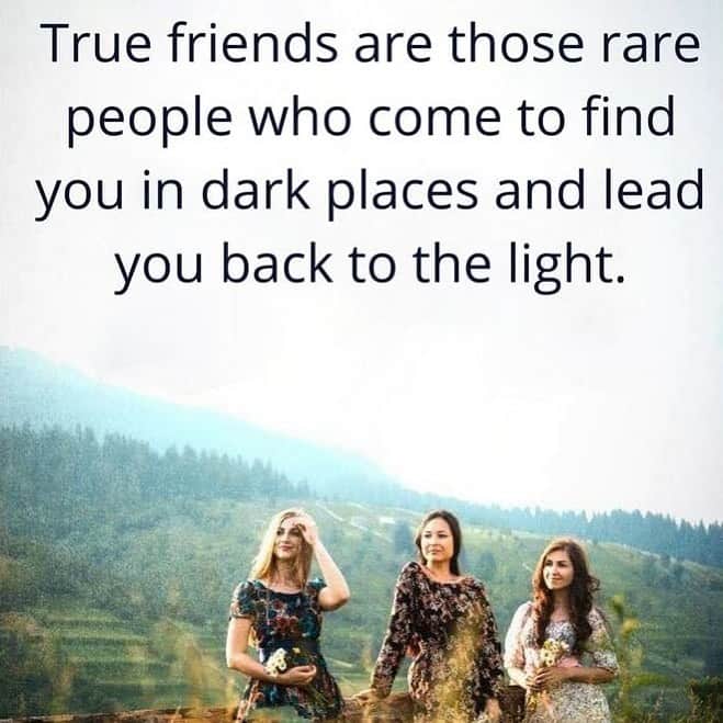 ミーナ・スヴァーリのインスタグラム：「I’m so grateful for my “sisters”✨🥰 #ThankfulThursday #QuotesILove #ILoveMyLadies」