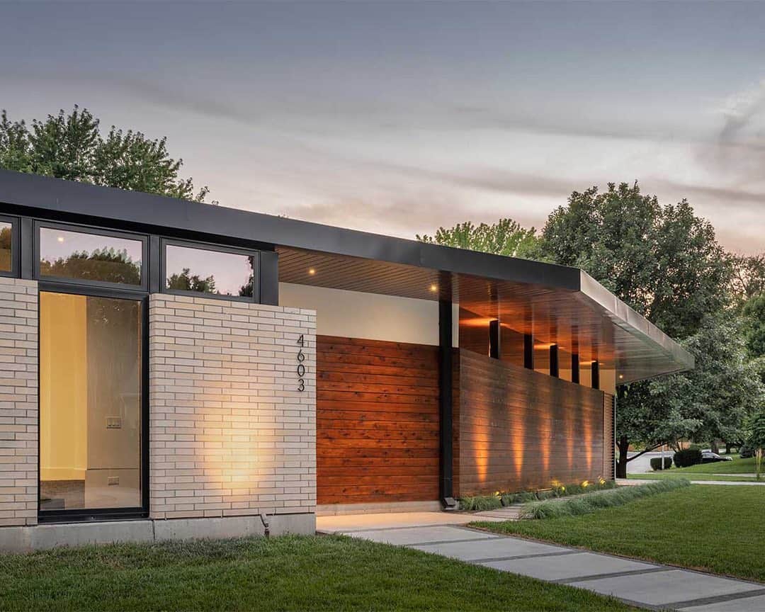 Design Milkさんのインスタグラム写真 - (Design MilkInstagram)「Located on a corner lot in Prairie Village, Kansas, the Homestead Residence is a project by @kem_studio that gives nod to #midcentury modern design and the original home that once stood in its place. A low slung hipped roof connects the main house structures, which harbor a wealth of skillfully designed dwelling spaces, and the garage. The design also allows for a covered outdoor space for the family to enjoy as well access to a backyard that wouldn't be out of place nestled up to a home in Palm Springs. \\\ Tap the link in bio to learn more about the Homestead Residence. 🔗」12月11日 8時21分 - designmilk