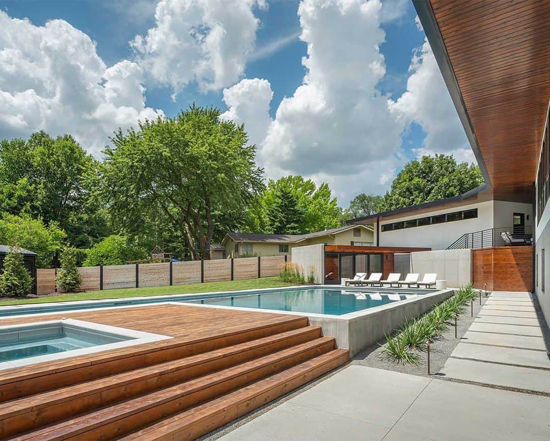 Design Milkさんのインスタグラム写真 - (Design MilkInstagram)「Located on a corner lot in Prairie Village, Kansas, the Homestead Residence is a project by @kem_studio that gives nod to #midcentury modern design and the original home that once stood in its place. A low slung hipped roof connects the main house structures, which harbor a wealth of skillfully designed dwelling spaces, and the garage. The design also allows for a covered outdoor space for the family to enjoy as well access to a backyard that wouldn't be out of place nestled up to a home in Palm Springs. \\\ Tap the link in bio to learn more about the Homestead Residence. 🔗」12月11日 8時21分 - designmilk