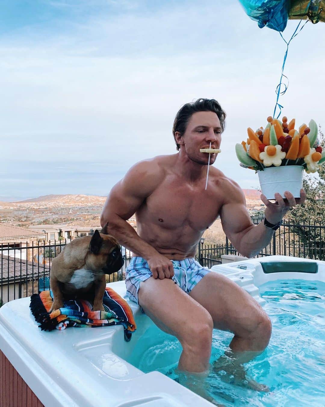 スティーブ・クックのインスタグラム：「Tried to take a cool birthday photo for the gram but in 2020 fashion the hot tub was so hot, so this was the best one we got. 36 is going to be better than 35.... putting it out to the universe. Thanks for the fruit @gymshark」