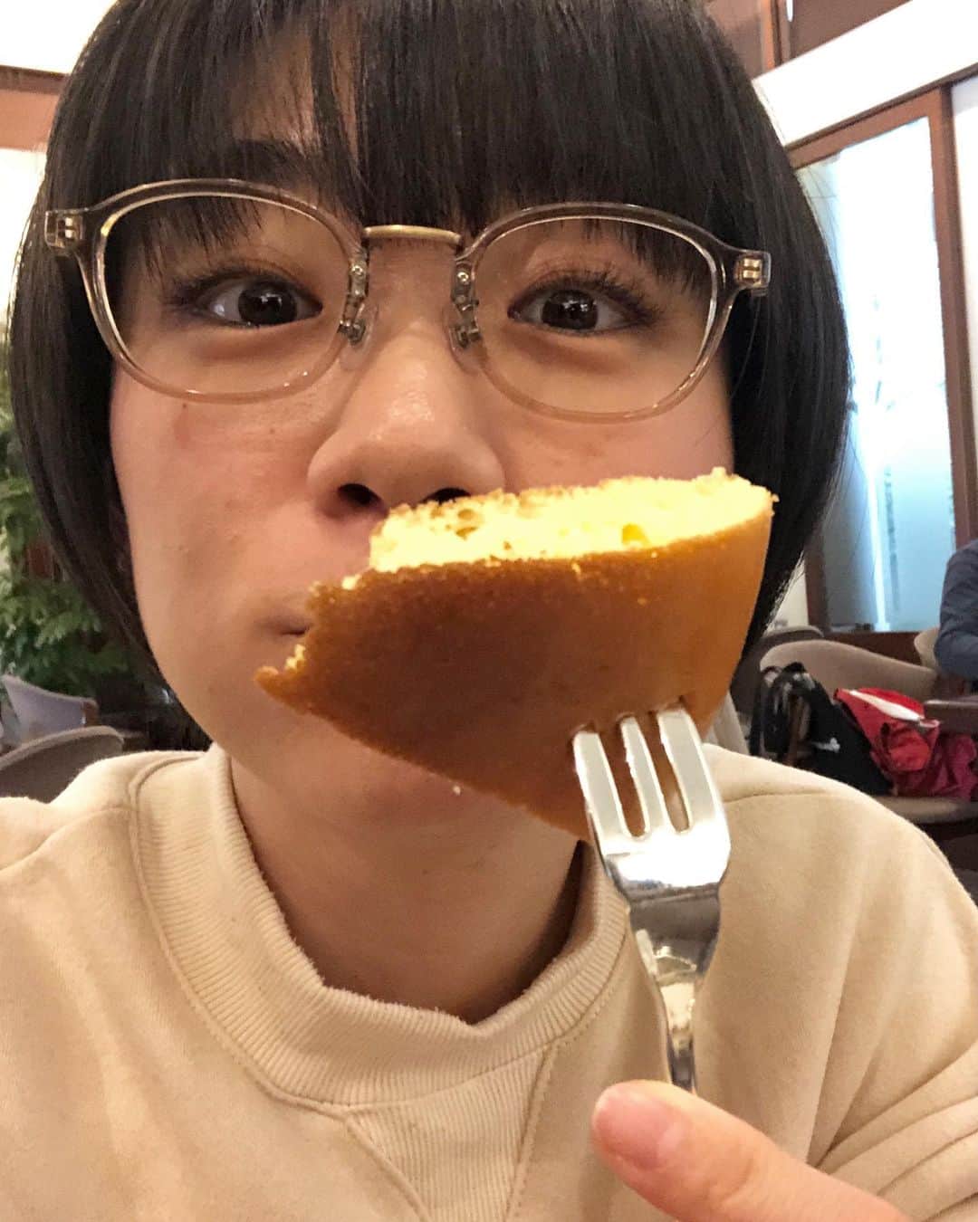 のインスタグラム：「ホットケーキのような肌になりたい… ・ と思わせられるほどのツルツルホットケーキ🥞 色んなものがのってるパンケーキより、シンプル大好き！！！ 他にもスフレ、モザイクケーキ、たまごサンドをみんなでいただきました♡ どれも美味しい！！ ・ でもね、ウエストさんの1番気に入ったところは、一つ一つ入れてくれるココアが飲み放題♡ こういう丁寧なお店好き♡ ・ #時東ぁみ #ホットケーキ #パンケーキ #喫茶店 #老舗喫茶店 #ウエスト #ウエスト青山ガーデン #スフレ #モザイクケーキ #たまごサンド #ココア #美味しい #ツルツル #美肌 #こんな肌になりたい #また行きたい」